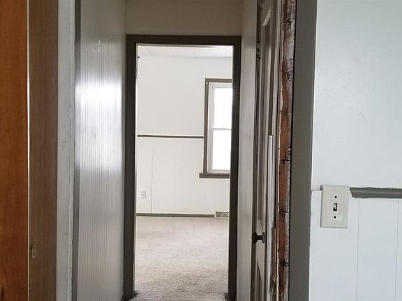 5th image of 303 E Danker St