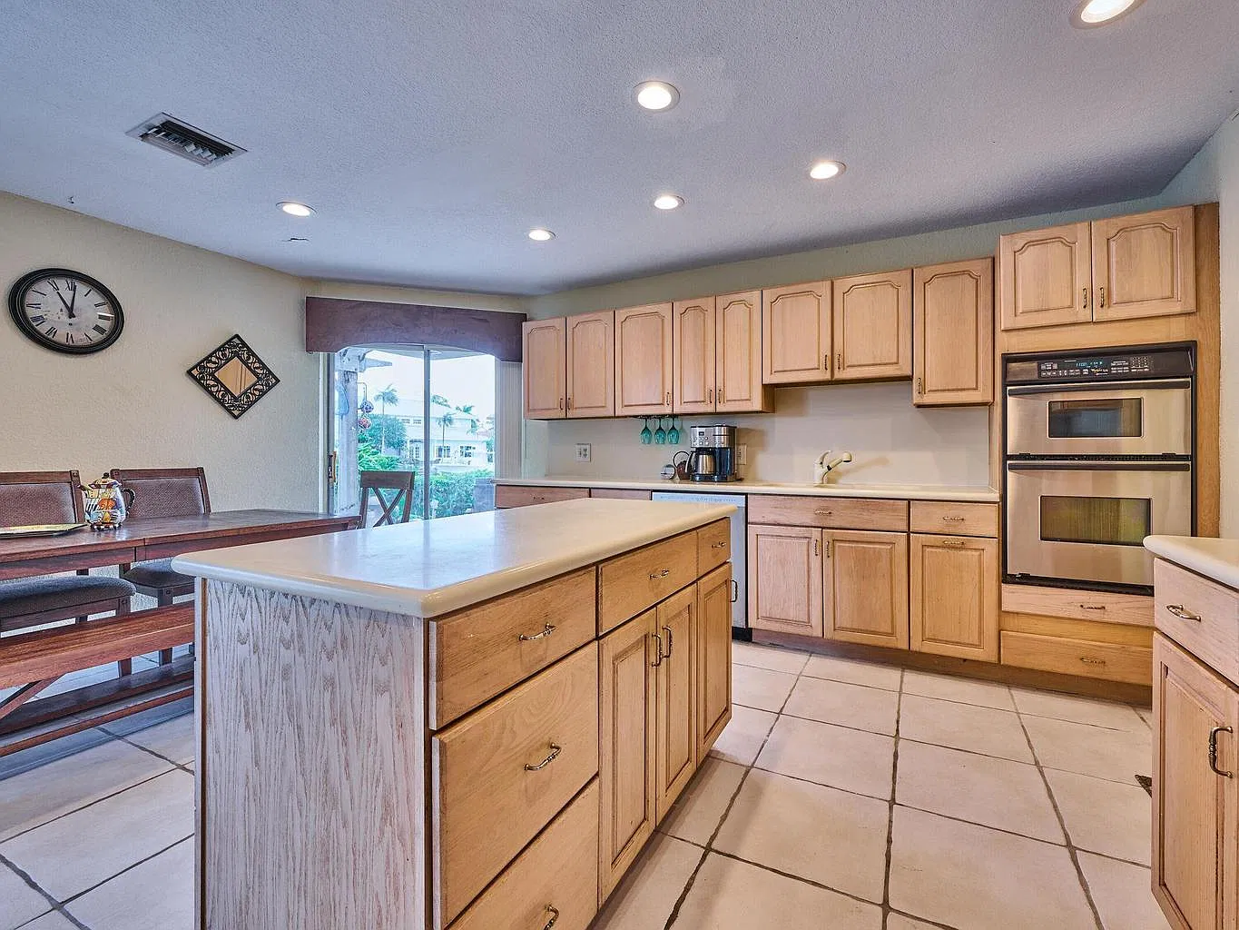 4 bed, 2204 sqft, $6,200 — Photo 2