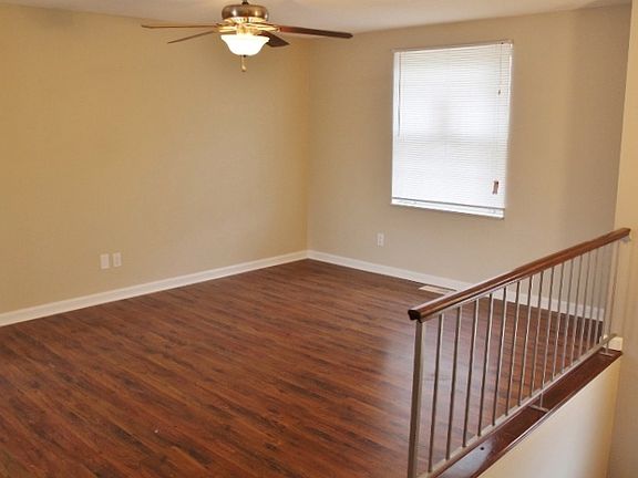 4th image of 203 Fenster Dr
