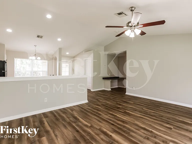 915 Kanuga St E — Photo 6