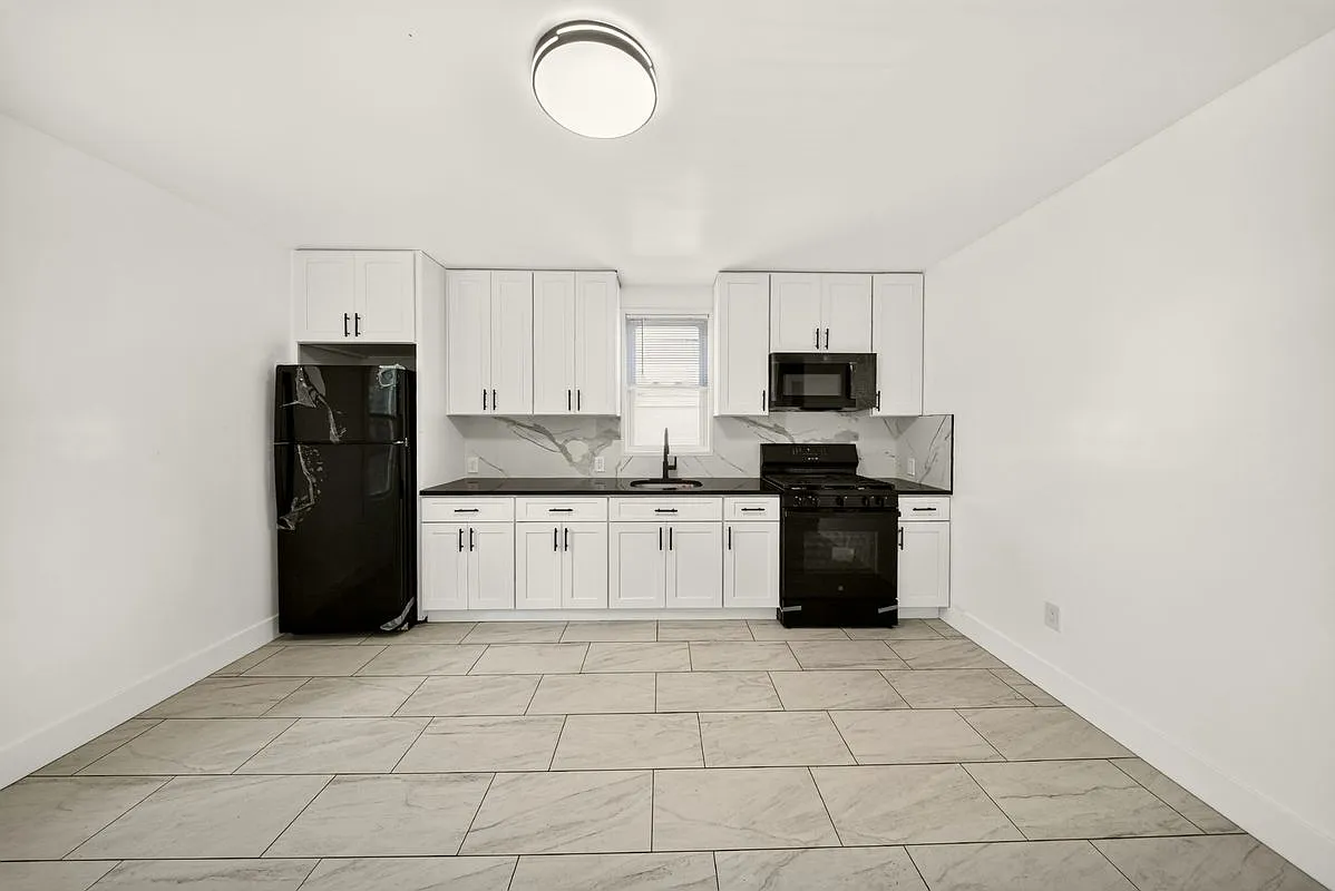 3 bed, 1.0 bath, 1170 sqft, $2,800 — Photo 2