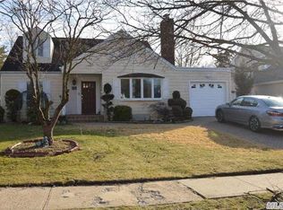 193 Lakeview Dr, Hewlett, NY 11557
