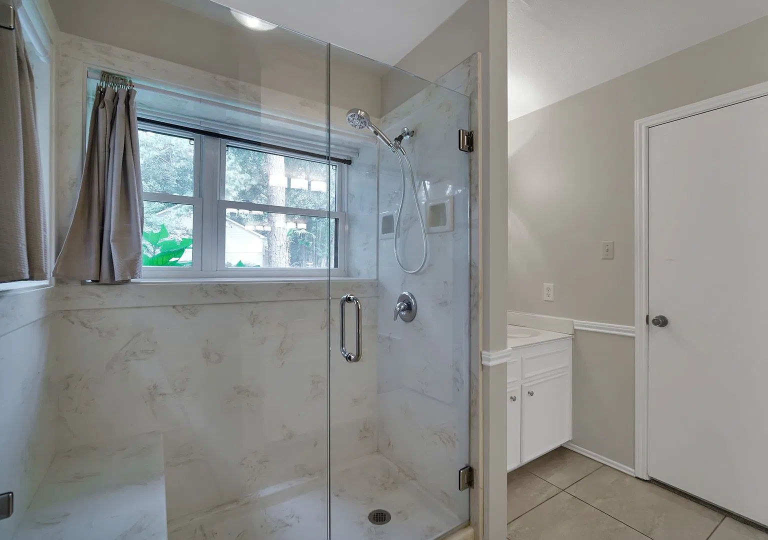 4 bedroom home conveniently located in The Woodlands — Photo 3