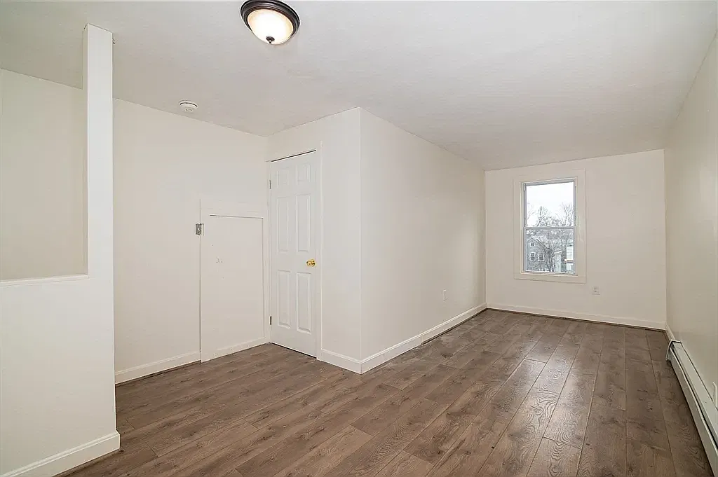 3 bed, 901 sqft, $1,300 — Photo 1