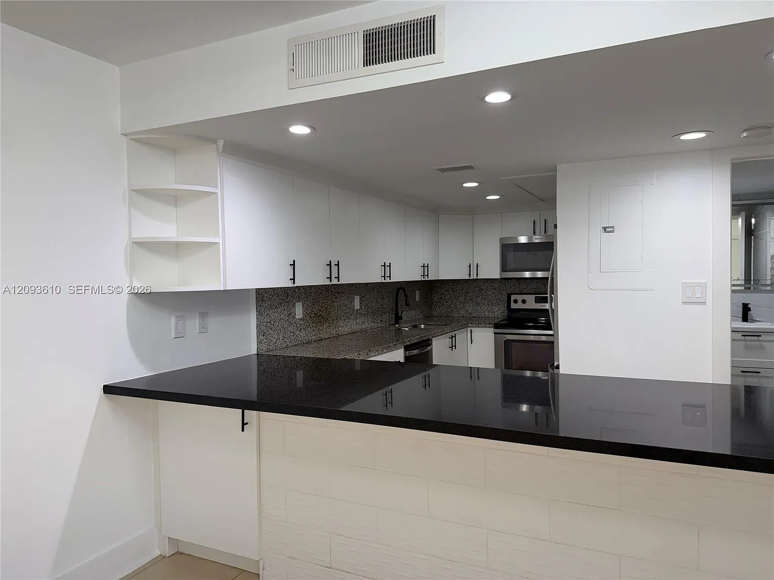 3 bed, 2.5 bath, 1592 sqft, $3,100 — Photo 2