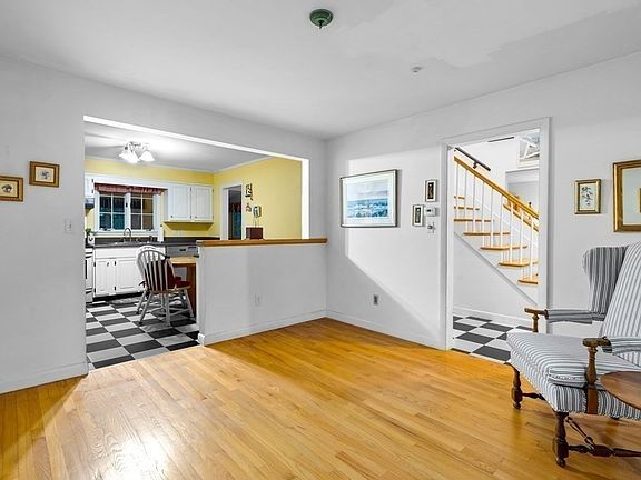 5th image of 9 1/2 Seagull St