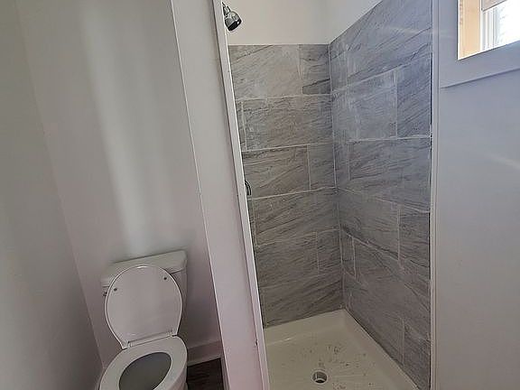 3rd image of 1023 W 11th St