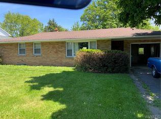 4959 Sunset Dr, Lockport, NY 14094
