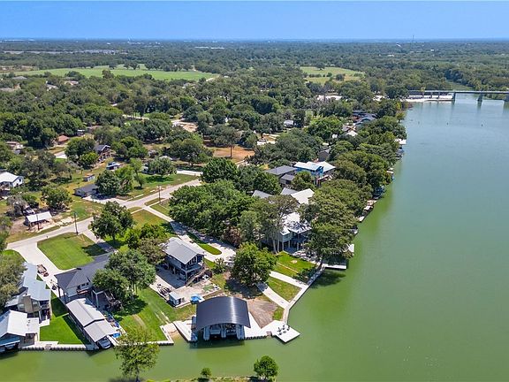 4th image of 152 Lakeside Dr