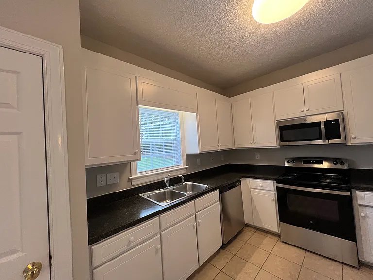 KITCHEN WITH STAINLESS STEEL STOVE, REFRIGERATOR WITH ICE MAKER, STOVE, MICROWAVE, DISHWASHER!!