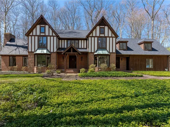 16500 Heatherwood Ln, Chagrin Falls, OH 44023