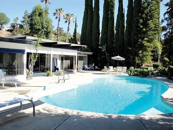 Sparkling Pool & Patio