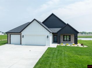 2112 Deerwood Dr, North Mankato, MN 56003