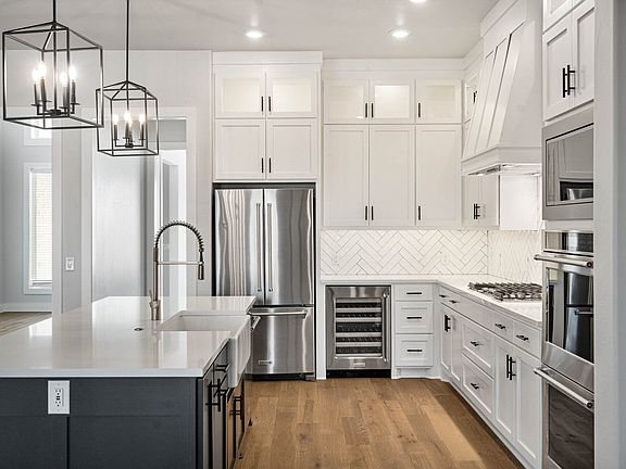 The kitchen of the Texoma has stainless-steel, energy-efficient appliances.