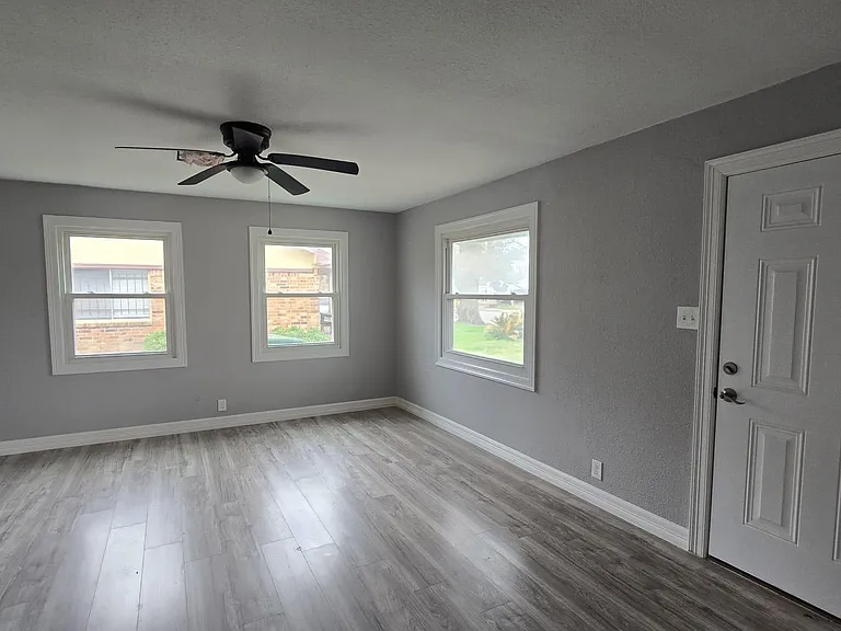 8654 Tilgham St — Photo 3