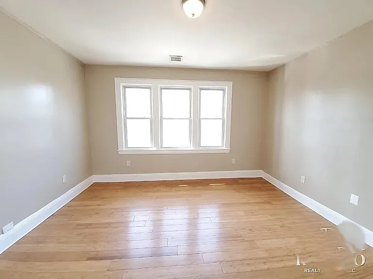 43 Underwood St #6R — Photo 5