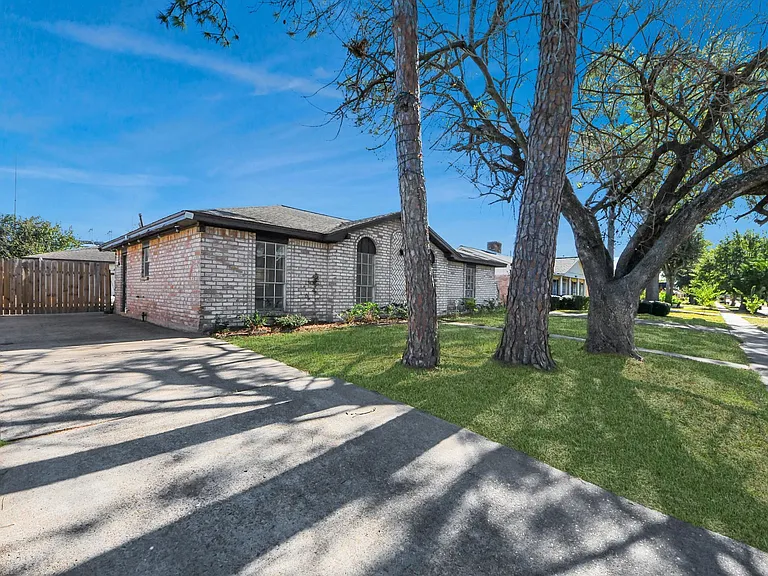 8011 La Roche Ln — Photo 6