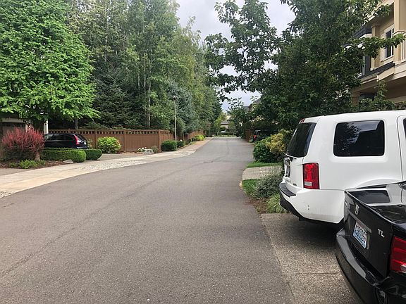 Great Community with shopping(Safeway) and restaurants (Gilman Village) walk-able distance