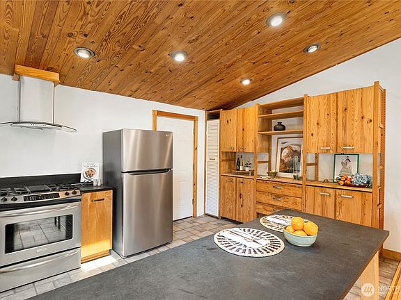 5th image of 20580 Stephen Drive NE