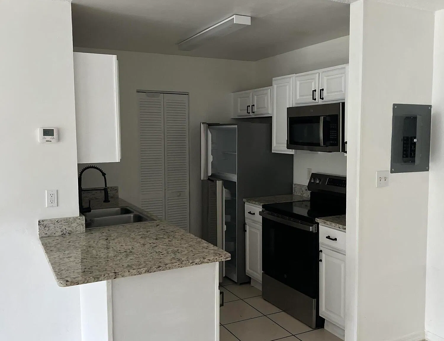 410 Thor Ave SE — Photo 3