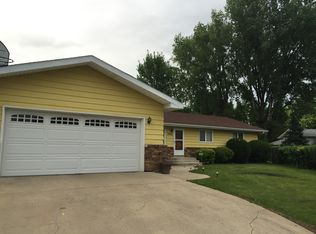 2221 Fallcreek Ct, Grand Forks, ND 58201