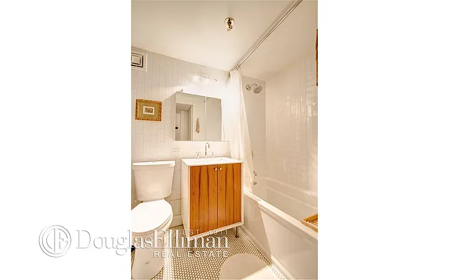 Rented by Douglas Elliman | media 22