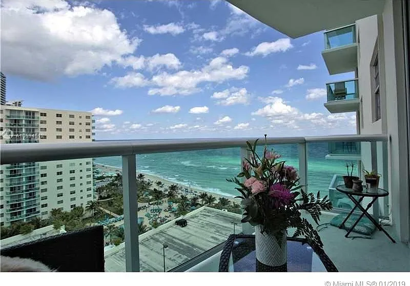 Tides On Hollywood Beach — Photo 1