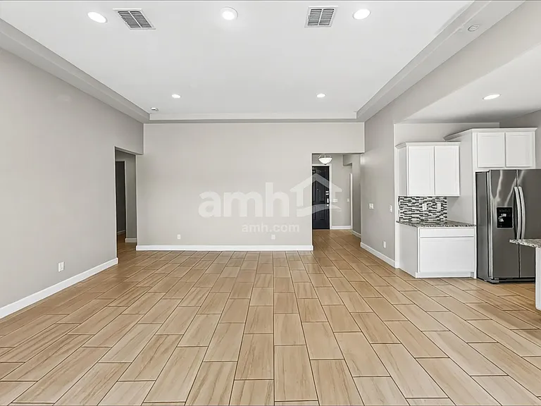 18264 W Thunderhill Pl — Photo 6