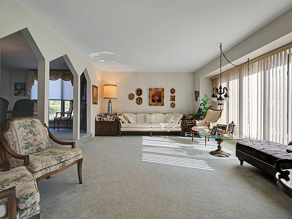5th image of 12 Nancy Ln