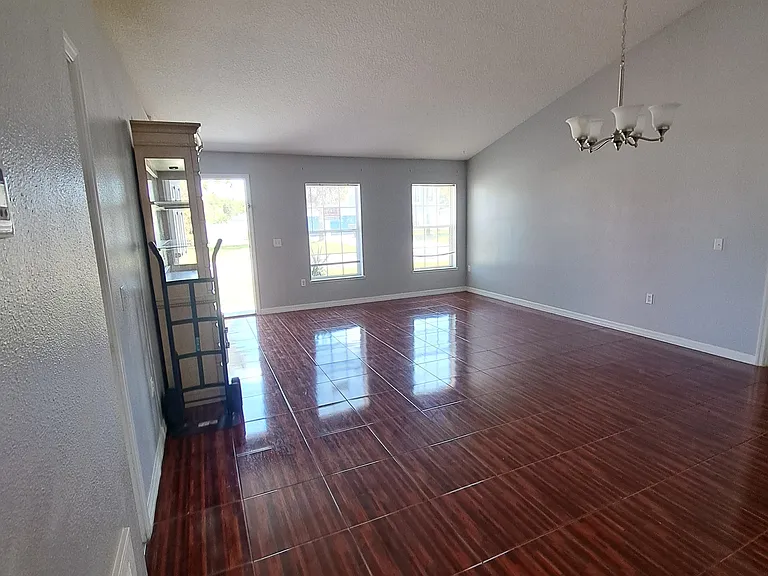 806 Alpine Ct — Photo 9