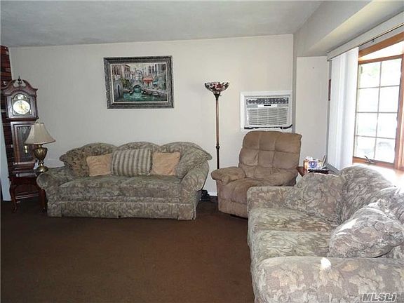 3rd image of 173 Saint Regis Dr