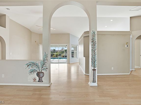 4th image of 2920 SW 39th Ter