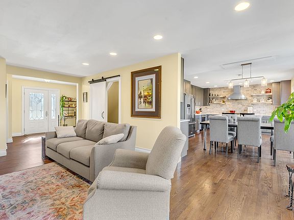 3rd image of 321 Carriage Hill Rd