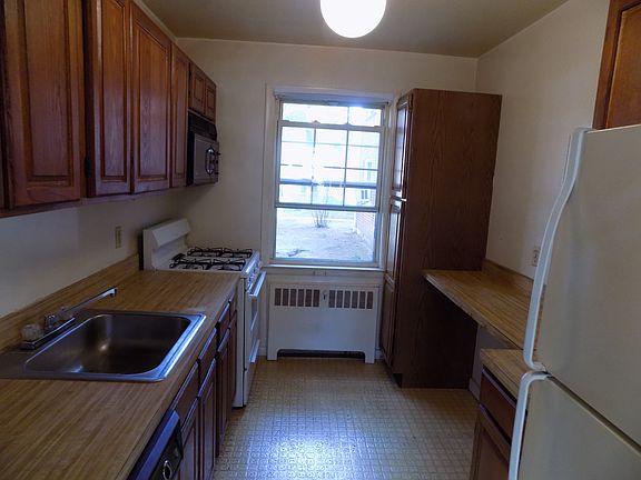 3rd image of 2 Fieldstone Dr APT 17