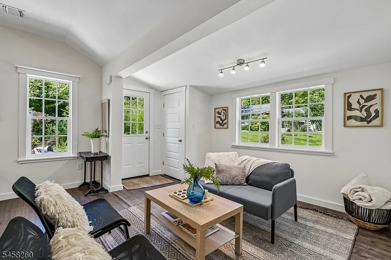 2 bed, 1.0 bath, $3,035 — Photo 3