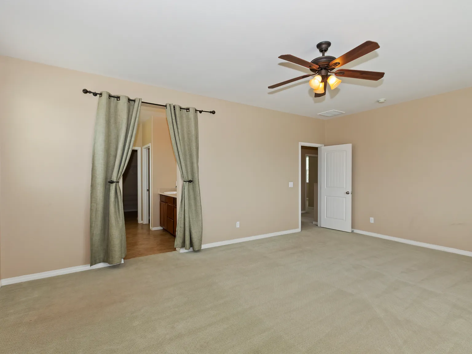 4 bed, 2.5 bath, 2217 sqft, $4,100 — Photo 2