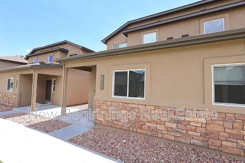 3 bed, 2.5 bath, 2725 sqft, $2,295 — Photo 3