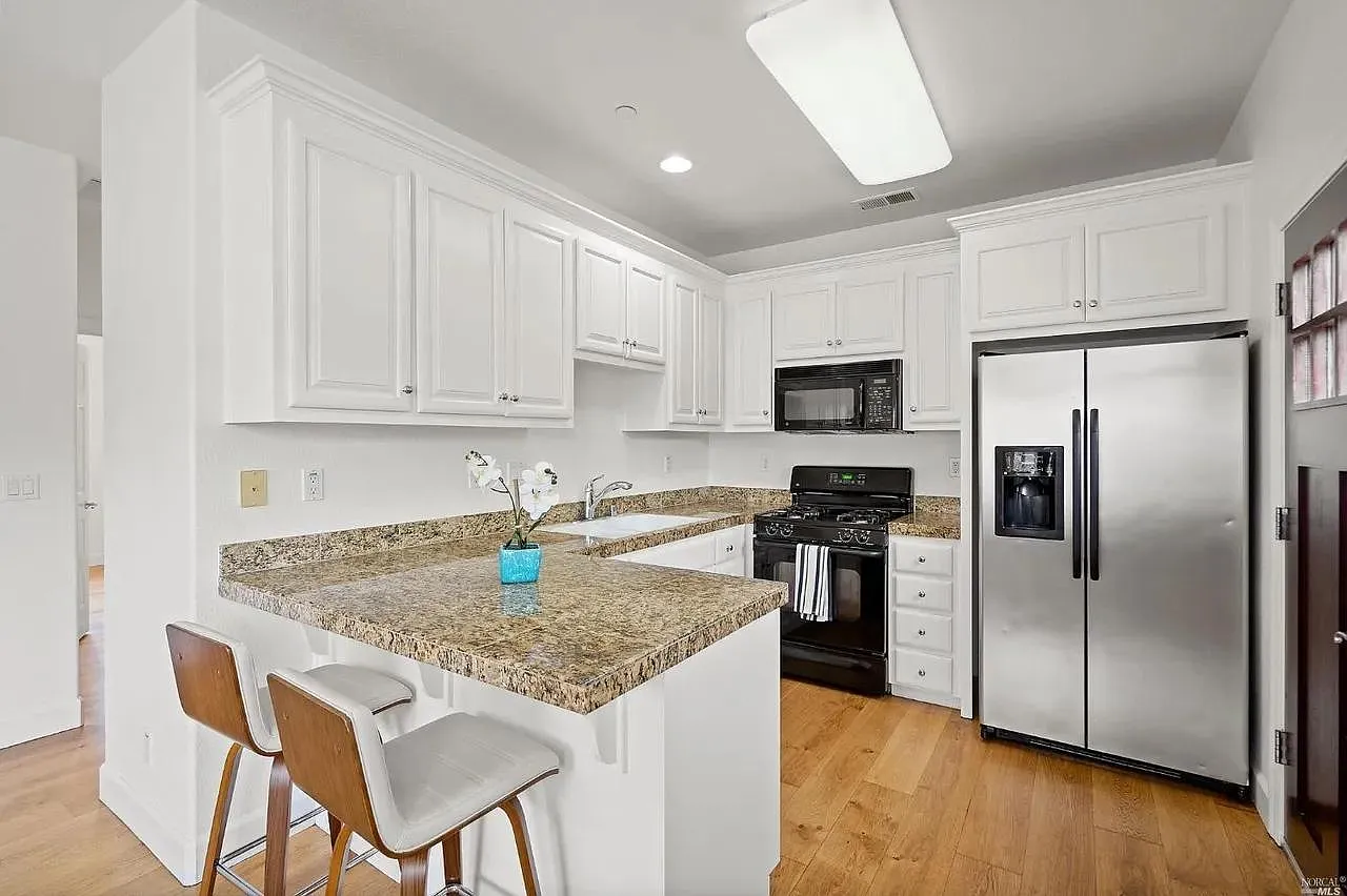 2 bed, 775 sqft, $2,600 — Photo 2