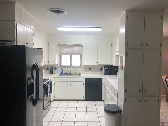 3rd image of 210 W Bluebriar Dr