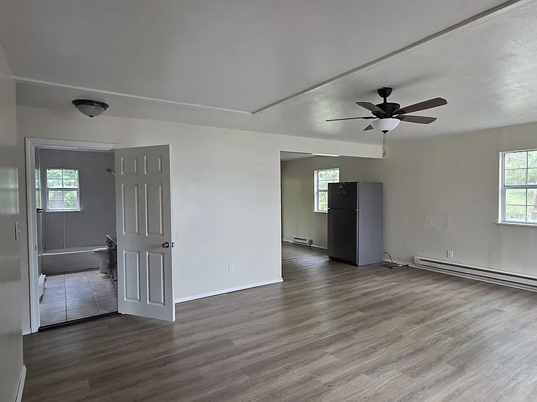 555 1/2 Canterbury Dr — Photo 3