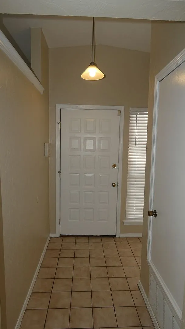 2512 SW 39th St. — Photo 3
