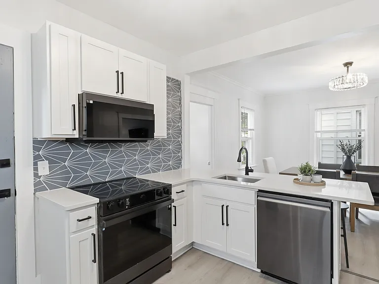 461 Benton St — Photo 4