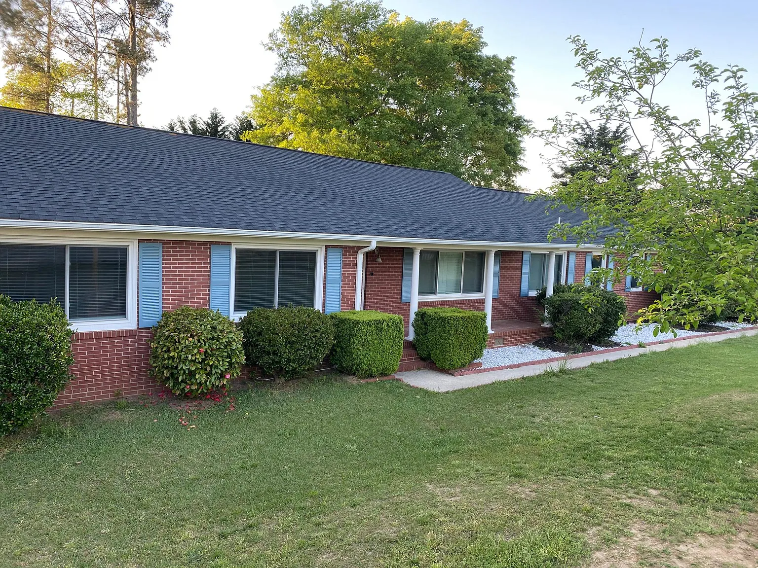 4 bed, 2300 sqft, $2,550 — Photo 2