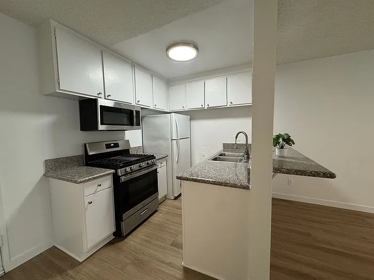 14220 Burbank Blvd — Photo 14
