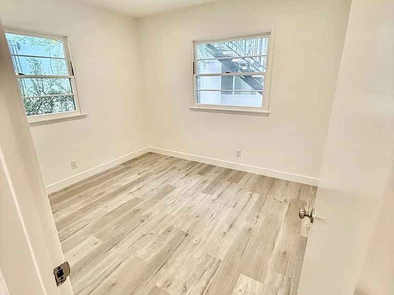 449 Oakhurst — Photo 11