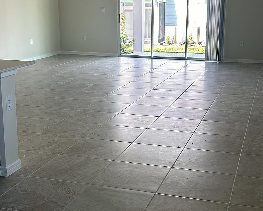 Roomy area for dining and living room