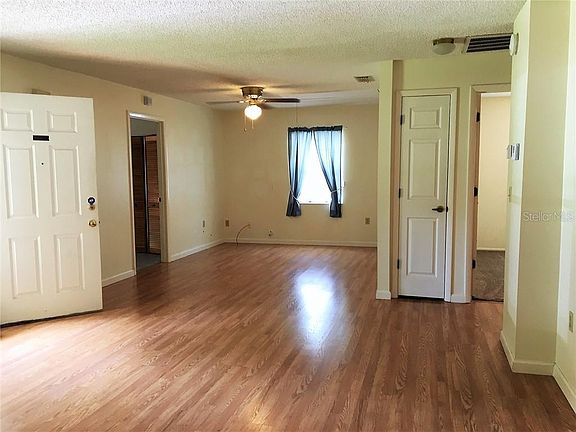 4th image of 860 Willow Ln W