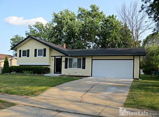 976 Camelot Dr, Crystal Lake, IL 60014