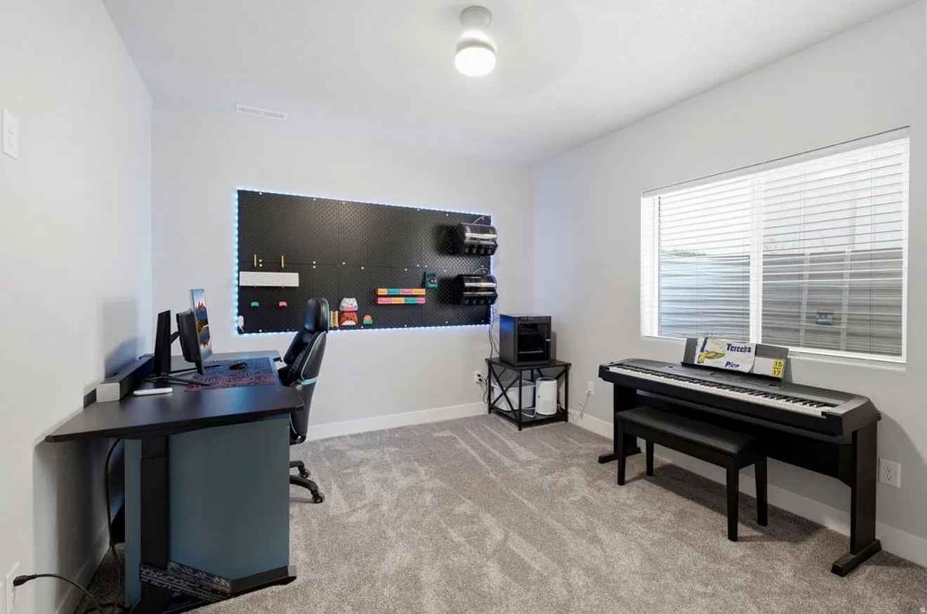 4 bed, 2.5 bath, 3800 sqft, $2,700 — Photo 1