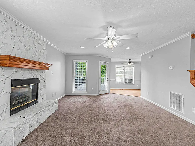 209 Lansing Ct — Photo 6